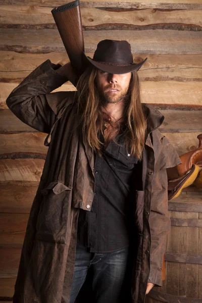 Cowboy espanador longo rifle cabelo atrás de volta — Fotografia de Stock