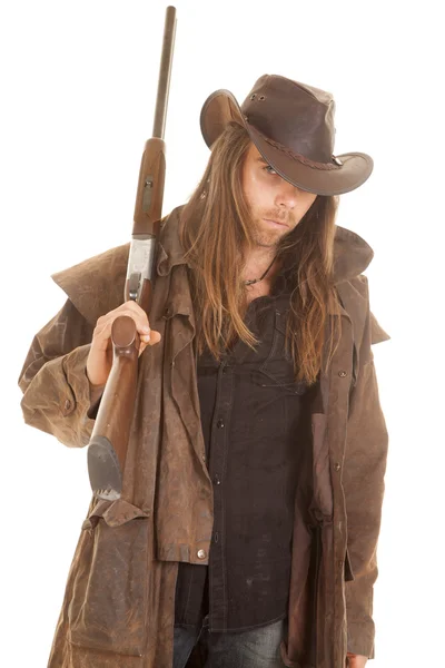 Cowboy longo cabelo rifle sobre ombro olhar — Fotografia de Stock