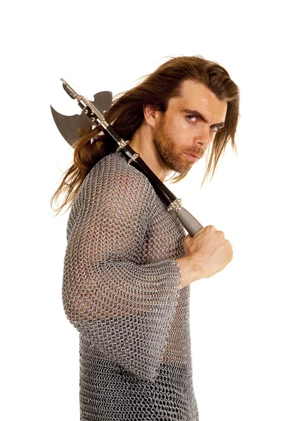 Man chain mail axe over shoulder side — Stock Photo, Image