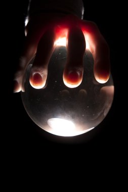 ışıklı bir topu yere el