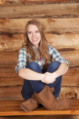 kadını ekose gömlek ahşap arkasındaki gülümseme oturmak