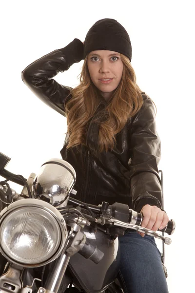 Vrouw zwarte lederen motorfiets hand op hoed — Stockfoto