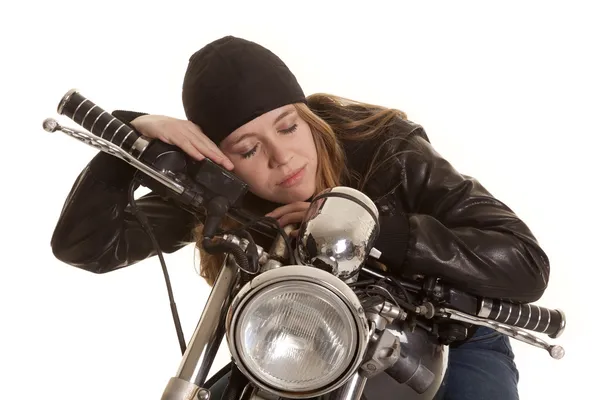 Žena černé kůže motocykl proti spánku — Stock fotografie