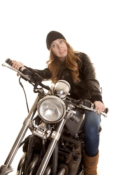 Vrouw zwarte lederen motorfiets yikes — Stockfoto