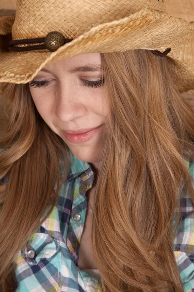Plaid kowbojski kapelusz kobieta blisko patrząc w dół — Zdjęcie stockowe