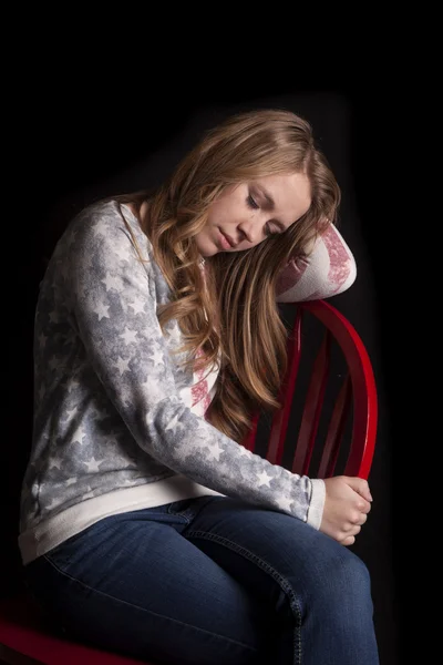 女性フラグ シャツ赤い椅子睡眠 — ストック写真