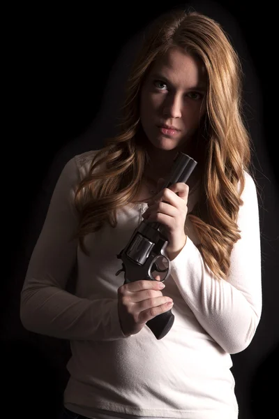 Düşük ışık ateşli silah ciddi kadında — Stok fotoğraf
