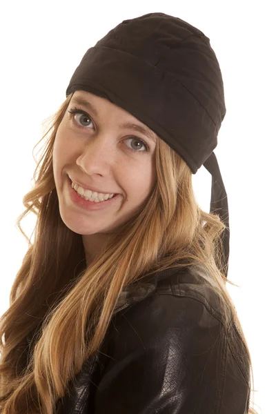 Mujer sonrisa de cuero cerca — Foto de Stock