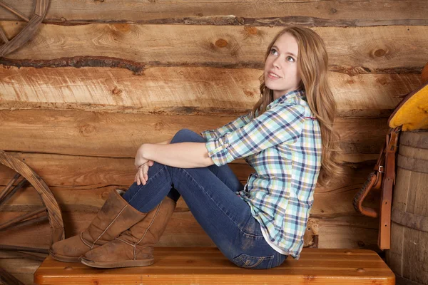 Mujer camisa a cuadros sentarse lado piernas hasta madera — Foto de Stock