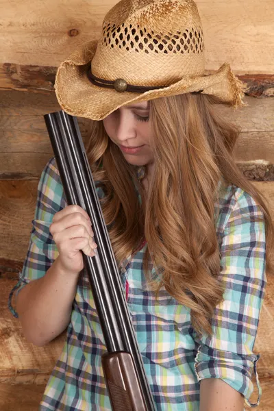 Cowgirl fucile da caccia chiudere guardare verso il basso — Foto Stock