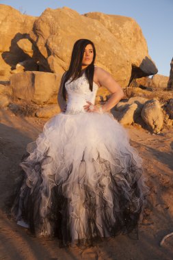 kadın resmi kayalar arkana bakma