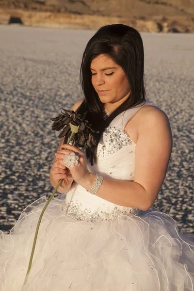 Жінка формальна сукня з льодом квітка дивиться вниз — стокове фото