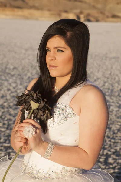 Mujer formal vestido hielo flor mirada lado — Foto de Stock