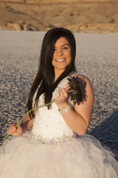 Kadın resmi elbise buz çiçek gülümseme kapat — Stok fotoğraf