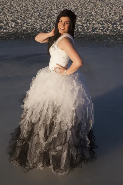 Mujer formal vestido hielo pie mano cadera sonrisa —  Fotos de Stock