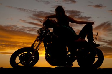 siluet adam onu geri motosiklet kadın üzerinde yatıyordu