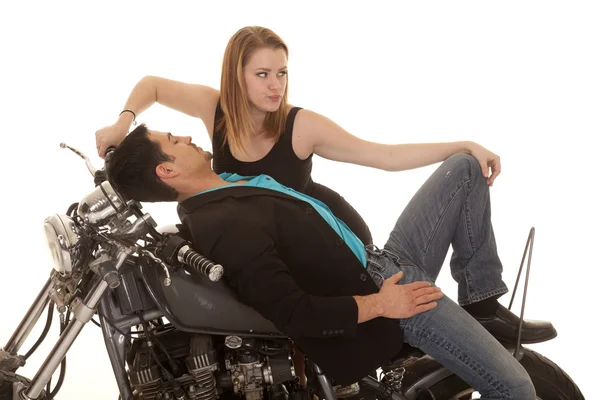 Hombre recostarse en motocicleta mujer mirar hacia atrás — Foto de Stock