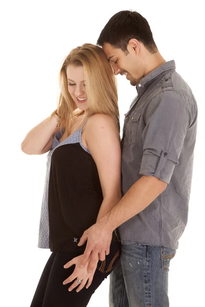 Frau vor Mann Hand in Arm stehen Lächeln — Stockfoto