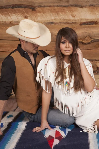 Cowboy och indian kvinna sitta fram hon ser — Stockfoto