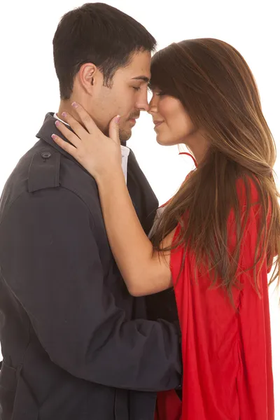 Женщина в красном плаще мужчина пальто почти поцелуй — стоковое фото