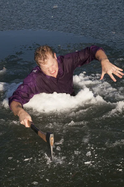 Hombre en el agujero de hielo hacha intensa — Foto de Stock