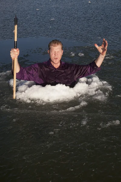 Hombre en el agujero de hielo hacha hasta — Foto de Stock