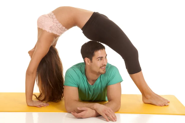 Fitness pareja backbend sobre él mirar lado —  Fotos de Stock