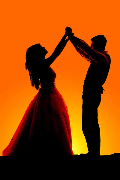 Silhouette couple danse pont — Photo