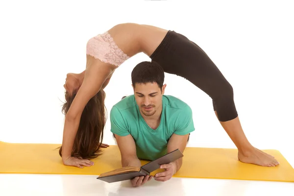 Woman backbend over man reading — Stock Photo, Image