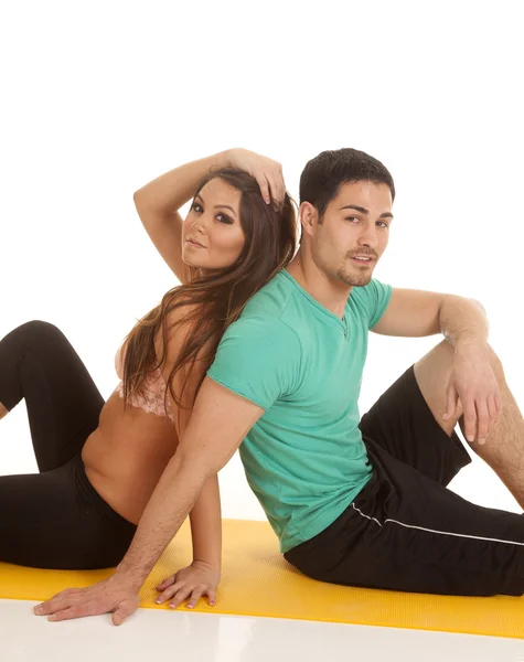 Vrouw mens fitness sit rug aan rug — Stockfoto