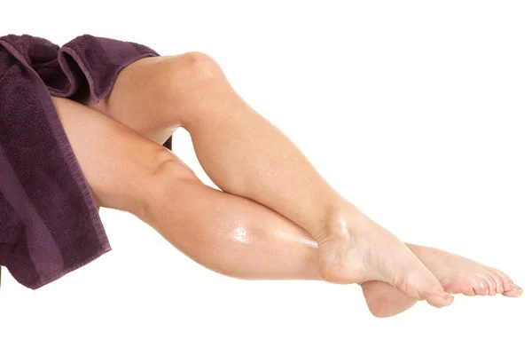 Mujer piernas fuera toalla — Foto de Stock