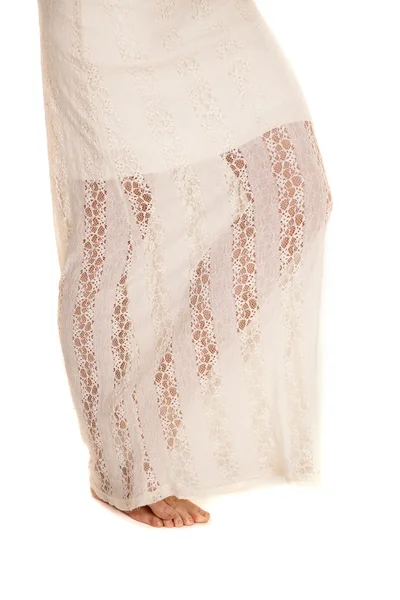 Piernas de mujer a través de falda blanca pura — Foto de Stock