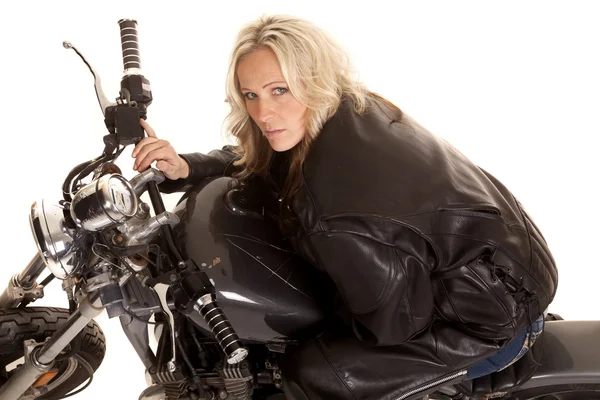 Woman leaning on a motorcycle tank look up smile — Stock Photo, Image