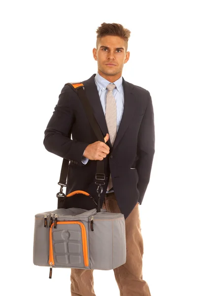 Çanta bakmak ciddi ile takım elbiseli adam — Stok fotoğraf