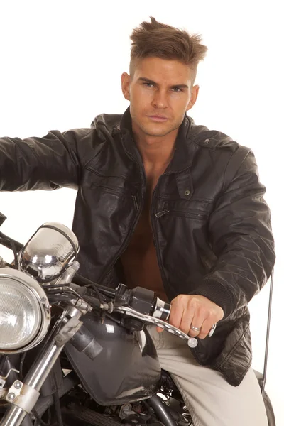 Hombre chaqueta de cuero cerrar sentarse motocicleta — Foto de Stock
