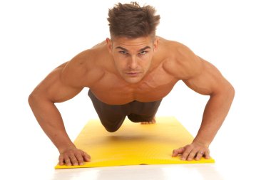 güçlü bir adam ciddi itmek