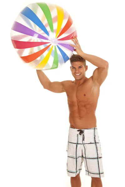 Mann Badeanzug mit Beachball über dem Kopf — Stockfoto
