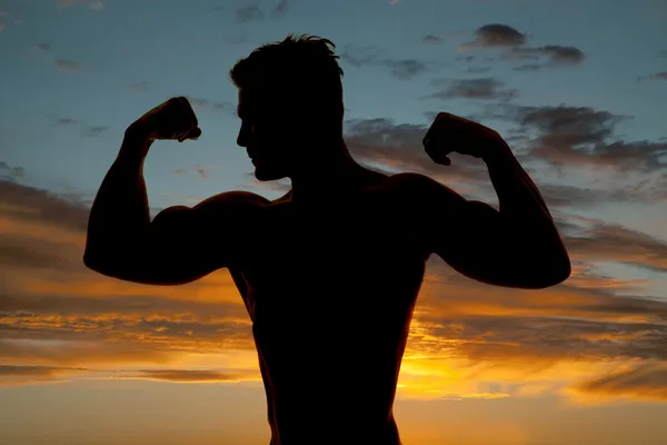 Silueta mojado hombre músculos flex mirar lado puesta de sol —  Fotos de Stock