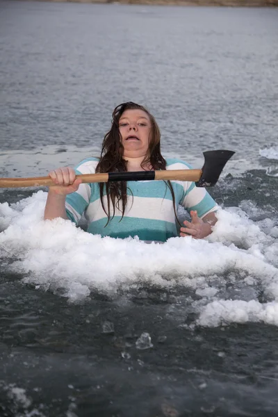 Chica en hielo agujero sosteniendo hacha — Foto de Stock