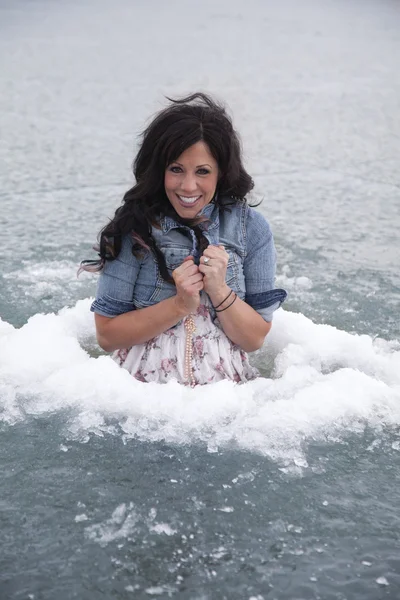 Женщина в ледяной проруби улыбается холодно — стоковое фото