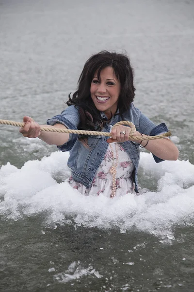 Mujer en agujero de hielo sonrisa tirar de la cuerda — Foto de Stock