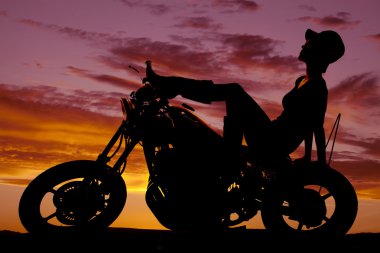 kadın silüeti oturup geri motosiklet şapka