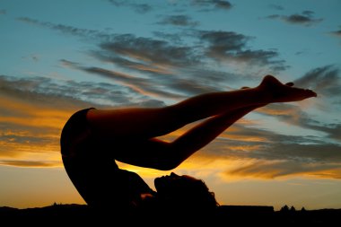 siluet kadın arka ayakları üzerinde yüz üzerinde yatıyordu.