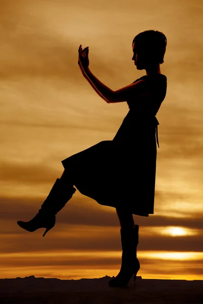 Siluet kadın botları elbise tekme — Stok fotoğraf