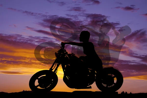 Silhouette woman motorcycle ride side — Stock Photo, Image