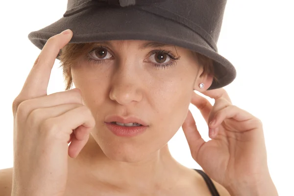 Latino mujer sombrero cerrar grave — Foto de Stock