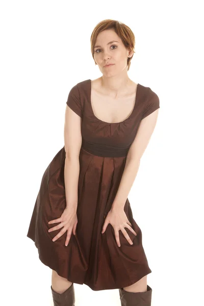Latin kadın kahverengi elbise eller ayaklar — Stok fotoğraf