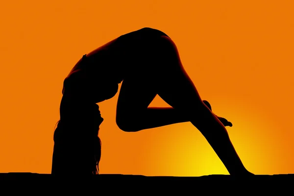 Silhouette woman bend down leg bent — Stockfoto