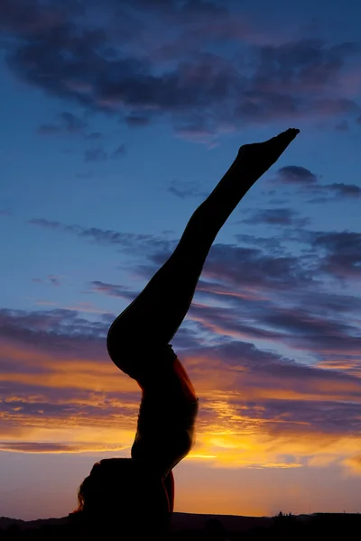Silhouette femme debout sur les bras jambes vers le haut — Photo