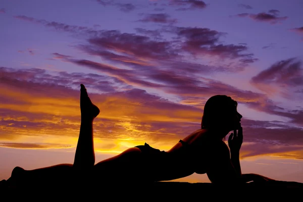 Silhouet vrouw zwembroek op maag hand gezicht — Stockfoto